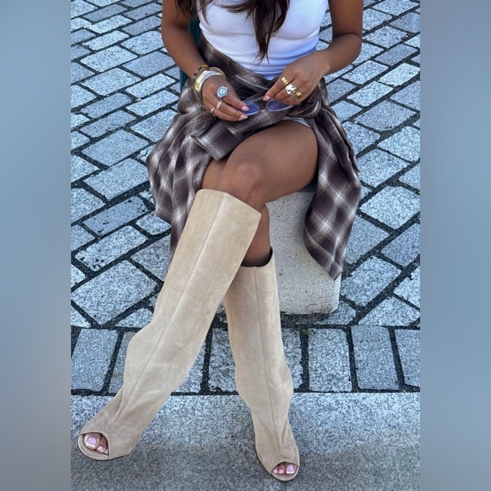 *Like New* Vince Camuto woven Tan suede open toe Boots “Shelrica “